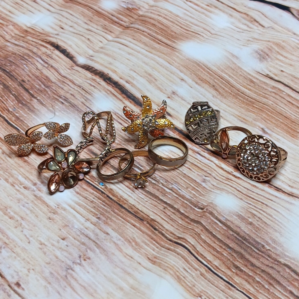 Necklaces, watches,bracelets, Broaches, and  rings - Picture 3 of 4